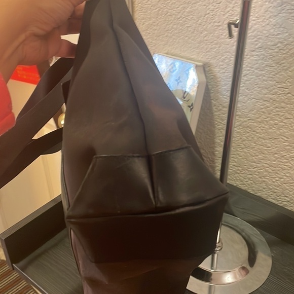 August Gucci Tote zipper closure - Picture 7 of 16